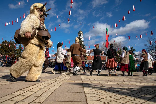 Elin Pelin, Bulgaristan - 11 Mart 2023: Elin Pelin Bulgaristan 'da maskeli balo festivali. Kukeri isimli maskeli insanlar dans ediyor ve kötü ruhları korkutmak için gösteri yapıyorlar.. 