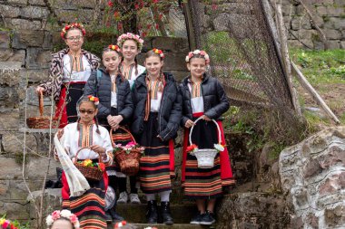 Bov Station, Bulgaristan - 8 Nisan 2023: Lazarov Günü geleneksel bir Bulgar bayramıdır. Geçen yıl kadın olan kızlara lazarki denir. Kızlar saçlarını rengarenk ve zengin bir şekilde süsler ve köyde şarkılar ve danslarla dolaşırlar.