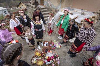 Bov Station, Bulgaristan - 8 Nisan 2023: Lazarov Günü geleneksel bir Bulgar bayramıdır. Geçen yıl kadın olan kızlara lazarki denir. Kızlar saçlarını rengarenk ve zengin bir şekilde süsler ve köyde şarkılar ve danslarla dolaşırlar.