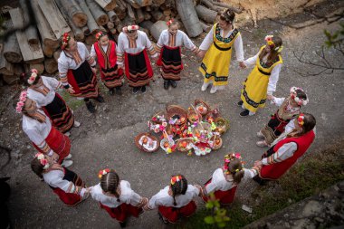 Bov Station, Bulgaristan - 8 Nisan 2023: Lazarov Günü geleneksel bir Bulgar bayramıdır. Geçen yıl kadın olan kızlara lazarki denir. Kızlar saçlarını rengarenk ve zengin bir şekilde süsler ve köyde şarkılar ve danslarla dolaşırlar.