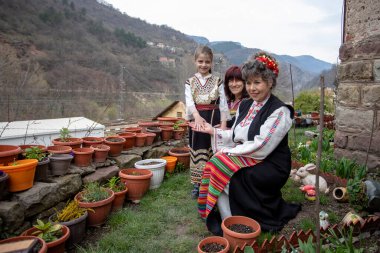 Bov Station, Bulgaristan - 8 Nisan 2023: Lazarov Günü geleneksel bir Bulgar bayramıdır. Geçen yıl kadın olan kızlara lazarki denir. Kızlar saçlarını rengarenk ve zengin bir şekilde süsler ve köyde şarkılar ve danslarla dolaşırlar.