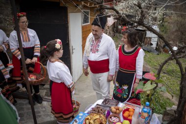 Bov Station, Bulgaristan - 8 Nisan 2023: Lazarov Günü geleneksel bir Bulgar bayramıdır. Geçen yıl kadın olan kızlara lazarki denir. Kızlar saçlarını rengarenk ve zengin bir şekilde süsler ve köyde şarkılar ve danslarla dolaşırlar.
