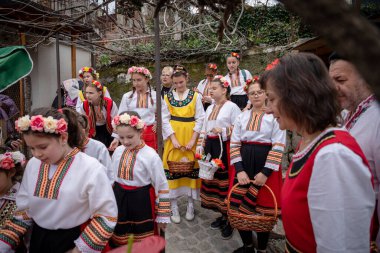 Bov Station, Bulgaristan - 8 Nisan 2023: Lazarov Günü geleneksel bir Bulgar bayramıdır. Geçen yıl kadın olan kızlara lazarki denir. Kızlar saçlarını rengarenk ve zengin bir şekilde süsler ve köyde şarkılar ve danslarla dolaşırlar.