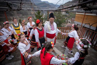 Bov Station, Bulgaristan - 8 Nisan 2023: Lazarov Günü geleneksel bir Bulgar bayramıdır. Geçen yıl kadın olan kızlara lazarki denir. Kızlar saçlarını rengarenk ve zengin bir şekilde süsler ve köyde şarkılar ve danslarla dolaşırlar.