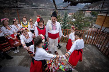 Bov Station, Bulgaristan - 8 Nisan 2023: Lazarov Günü geleneksel bir Bulgar bayramıdır. Geçen yıl kadın olan kızlara lazarki denir. Kızlar saçlarını rengarenk ve zengin bir şekilde süsler ve köyde şarkılar ve danslarla dolaşırlar.