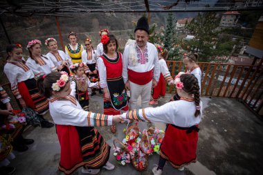 Bov Station, Bulgaristan - 8 Nisan 2023: Lazarov Günü geleneksel bir Bulgar bayramıdır. Geçen yıl kadın olan kızlara lazarki denir. Kızlar saçlarını rengarenk ve zengin bir şekilde süsler ve köyde şarkılar ve danslarla dolaşırlar.