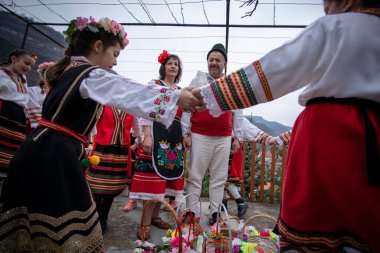Bov Station, Bulgaristan - 8 Nisan 2023: Lazarov Günü geleneksel bir Bulgar bayramıdır. Geçen yıl kadın olan kızlara lazarki denir. Kızlar saçlarını rengarenk ve zengin bir şekilde süsler ve köyde şarkılar ve danslarla dolaşırlar.
