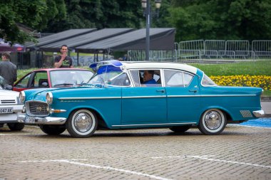 Sofya, Bulgaristan - 10 Haziran 2023: Retro geçit töreni eski model veya antika araba veya araba, retro retro otomobil Opel Kapitan
