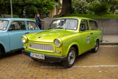 Sofya, Bulgaristan - 10 Haziran 2023: Retro geçit töreni eski model veya antika araba veya araba, retro retro Trabant 601