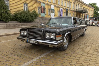 Sofya, Bulgaristan - 10 Haziran 2023: Retro geçit töreni eski model veya antika araba veya araba, retro retro otomobil ZIL 4104 7.7 V8