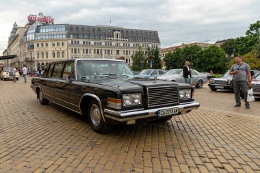 Sofya, Bulgaristan - 10 Haziran 2023: Retro geçit töreni eski model veya antika araba veya araba, retro retro otomobil ZIL 4104 7.7 V8