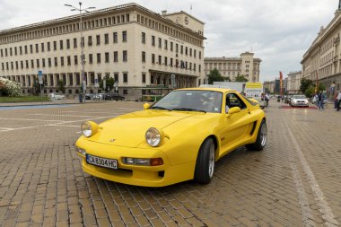 Sofya, Bulgaristan - 10 Haziran 2023: Retro geçit töreni eski model veya antika araba veya araba, retro retro retro otomobil Porsche Strosek Ultra 928 Sürüm III