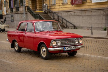 Sofya, Bulgaristan - 10 Haziran 2023: Retro geçit töreni eski model veya antika araba veya araba, eski model Moskvich
