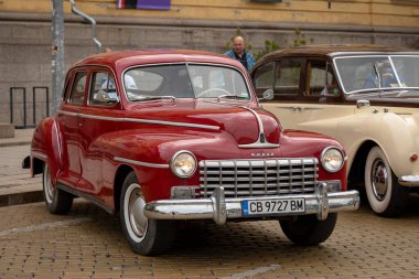 Sofya, Bulgaristan - 10 Haziran 2023: Retro geçit töreni eski model veya antika araba veya araba, eski model Dodge Kingsway Special DeLuxe 4 kapılı Sedan D25 1946 - 1948