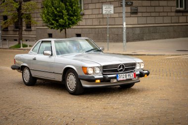 Sofya, Bulgaristan - 10 Haziran 2023: Retro geçit töreni eski model veya antika araba veya araba, geçmişe dönük Mercedes-Benz 560 SL