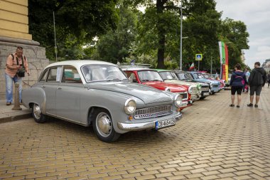 Sofya, Bulgaristan - 10 Haziran 2023: Retro geçit töreni eski vintage veya antika araba veya araba, retro retro otomobil Wartburg 311 1.0 1. nesil 57ps