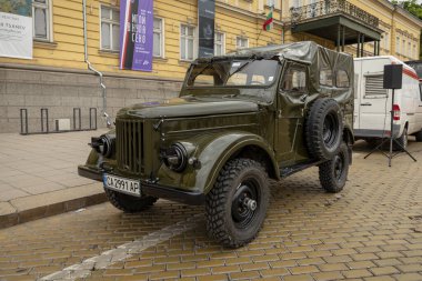 Sofya, Bulgaristan - 10 Haziran 2023: Retro geçit töreni eski model veya antika araba veya araba, retro retro otomobil GAZ 69