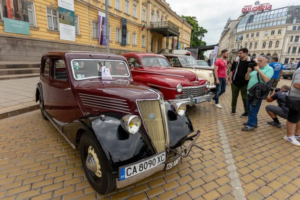 ソフィア ブルガリア 2023年6月10日 レトロなパレード古いヴィンテージやヴィンテージ車や車 レトロな車 ルノー セルタ劇場 — ストック写真