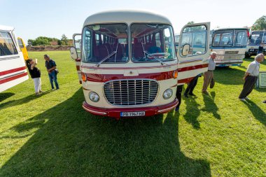 Brestovitsa, Bulgaristan - 01 Temmuz 2023: Retro otobüslerin ikinci toplantısı Skoda Karosa 706 RTO