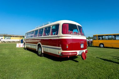 Brestovitsa, Bulgaristan - 01 Temmuz 2023: Retro otobüslerin ikinci toplantısı Skoda Karosa 706 RTO