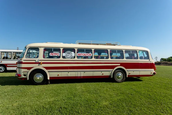 Brestovitsa, Bulgaristan - 01 Temmuz 2023: Retro otobüslerin ikinci toplantısı Skoda Karosa 706 RTO