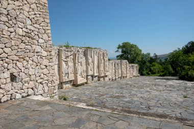 Perushtitsa, Bulgaristan - 01 Temmuz 2023: Üç neslin anıtı, şehir merkezinin üzerindeki tarihi Manyovo Bardo tepesinde yükseliyor