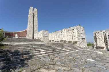 Perushtitsa, Bulgaristan - 01 Temmuz 2023: Üç neslin anıtı, şehir merkezinin üzerindeki tarihi Manyovo Bardo tepesinde yükseliyor