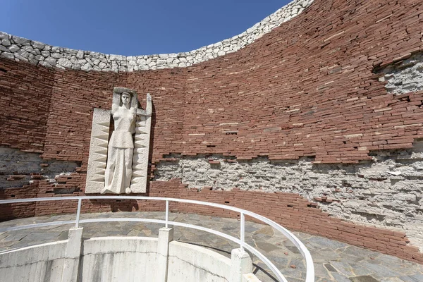 ブルガリアのペルシュティツァ 2023年7月1日 3世代の記念碑は 市内中心部の上に 歴史的な丘マノヴォ バルド ヴラセヴィツァのピークに立ち上がります — ストック写真