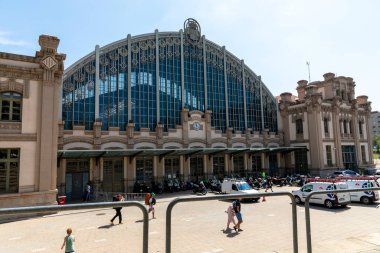 Barselona, İspanya - 22 Haziran 2023: Barcelona 'nın güzel sokaklarında bir kamerayla yürümek.