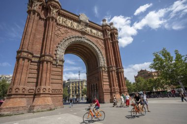 Barcelona, İspanya - 21 Haziran 2023: Arc de Triomf, Barcelona 'da anıt veya zafer kemeri şeklinde bir kemerdir.