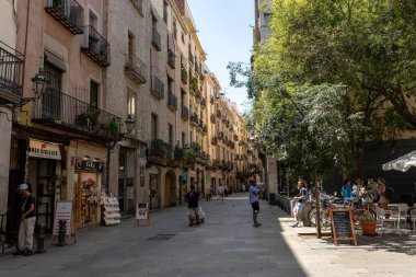 Barselona, İspanya - 22 Haziran 2023: Barcelona 'nın güzel sokaklarında bir kamerayla yürümek.