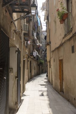 Barselona, İspanya - 22 Haziran 2023: Barcelona 'nın güzel sokaklarında bir kamerayla yürümek.