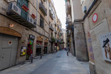 Barselona, İspanya - 22 Haziran 2023: Barcelona 'nın güzel sokaklarında bir kamerayla yürümek.