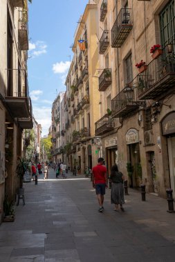 Barselona, İspanya - 22 Haziran 2023: Barcelona 'nın güzel sokaklarında bir kamerayla yürümek.