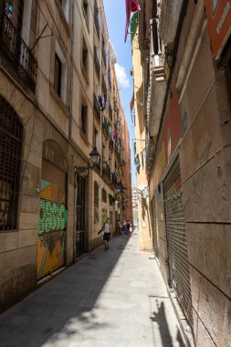 Barselona, İspanya - 22 Haziran 2023: Barcelona 'nın güzel sokaklarında bir kamerayla yürümek.