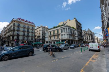 Barselona, İspanya - 22 Haziran 2023: Barcelona 'nın güzel sokaklarında bir kamerayla yürümek.