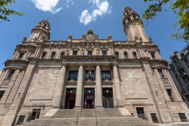 Barselona, İspanya - 22 Haziran 2023: Barcelona 'nın güzel sokaklarında bir kamerayla yürümek.