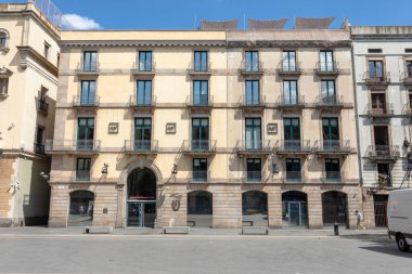 Barselona, İspanya - 22 Haziran 2023: Barcelona 'nın güzel sokaklarında bir kamerayla yürümek.