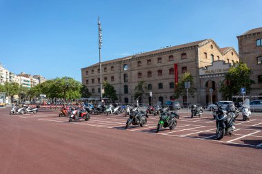 Barselona, İspanya - 22 Haziran 2023: Barcelona 'nın güzel sokaklarında bir kamerayla yürümek.