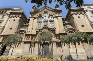 Barselona, İspanya - 22 Haziran 2023: Barcelona 'nın güzel sokaklarında bir kamerayla yürümek.