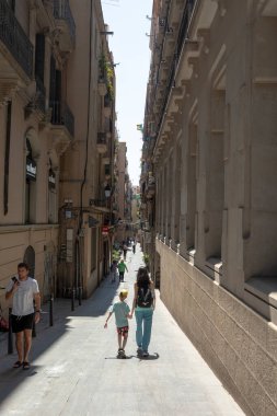 Barselona, İspanya - 22 Haziran 2023: Barcelona 'nın güzel sokaklarında bir kamerayla yürümek.