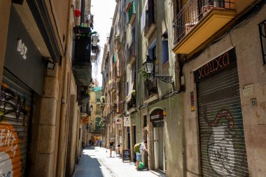 Barselona, İspanya - 22 Haziran 2023: Barcelona 'nın güzel sokaklarında bir kamerayla yürümek.
