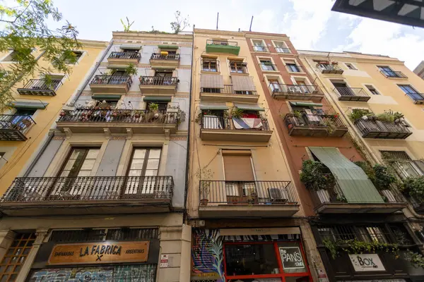 バルセロナ スペイン 2023年6月22日 バルセロナの美しい通りをカメラで歩く — ストック写真