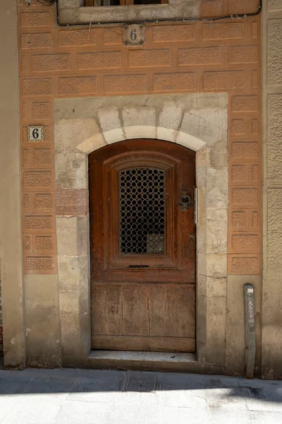 バルセロナ スペイン 2023年6月22日 バルセロナの美しい通りをカメラで歩く 古い建物の扉 — ストック写真