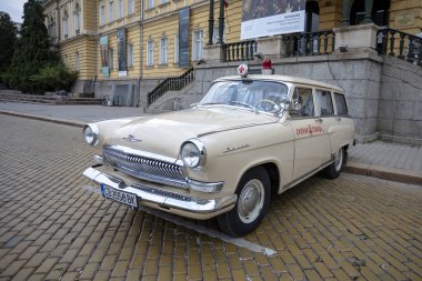 Sofya, Bulgaristan - 17 Eylül 2023: GAZ-22 otomobiline dayalı Autumn Retro Parade of Old or Vintage Car, Retro Car Old Soviet ambulansı