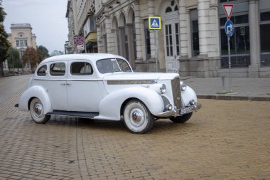 Sofya, Bulgaristan - 17 Eylül 2023: Eski veya Eski Otomobillerin Sonbahar Geçit Töreni, Retro Car 1940 Packard Super 8