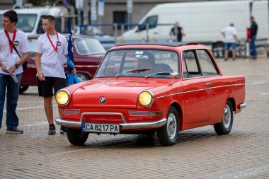 Sofya, Bulgaristan - 17 Eylül 2023: Eski veya Eski Otomobillerin Sonbahar Geçit Töreni, Retro Car BMW 700 LS Luxus - 1964