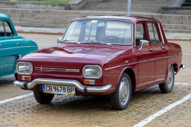 Sofya, Bulgaristan - 17 Eylül 2023: Sonbahar Eski veya Eski Otomobiller Geçit Töreni, Retro Araba 1970 Renault 10: 1300