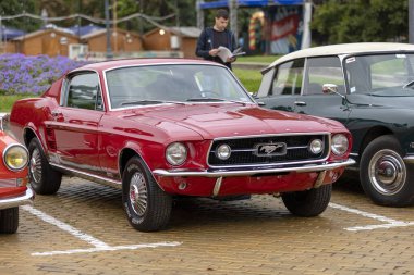 Sofya, Bulgaristan - 17 Eylül 2023: Eski veya Eski Otomobillerin Sonbahar Geçit Töreni, Retro Car ForD MUSTANG COUPE 1966