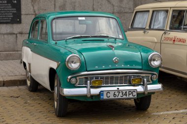 Sofya, Bulgaristan - 17 Eylül 2023: Eski veya Eski Arabaların Sonbahar Geçit Töreni, Retro Sovyet Otomobili Moskvitch 407